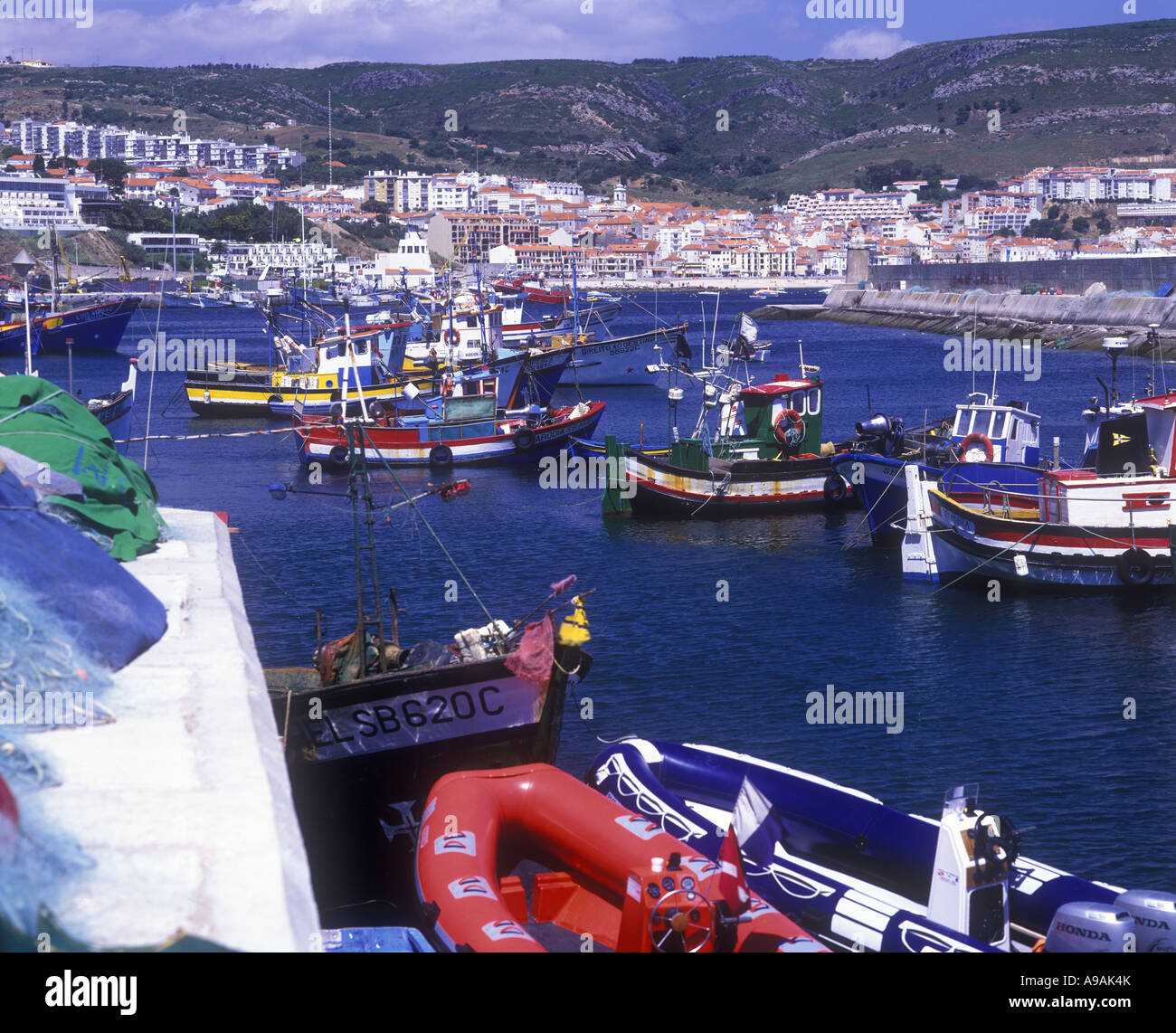 Sesimbra fishing boats harbour fotografías e imágenes de alta resolución -  Alamy