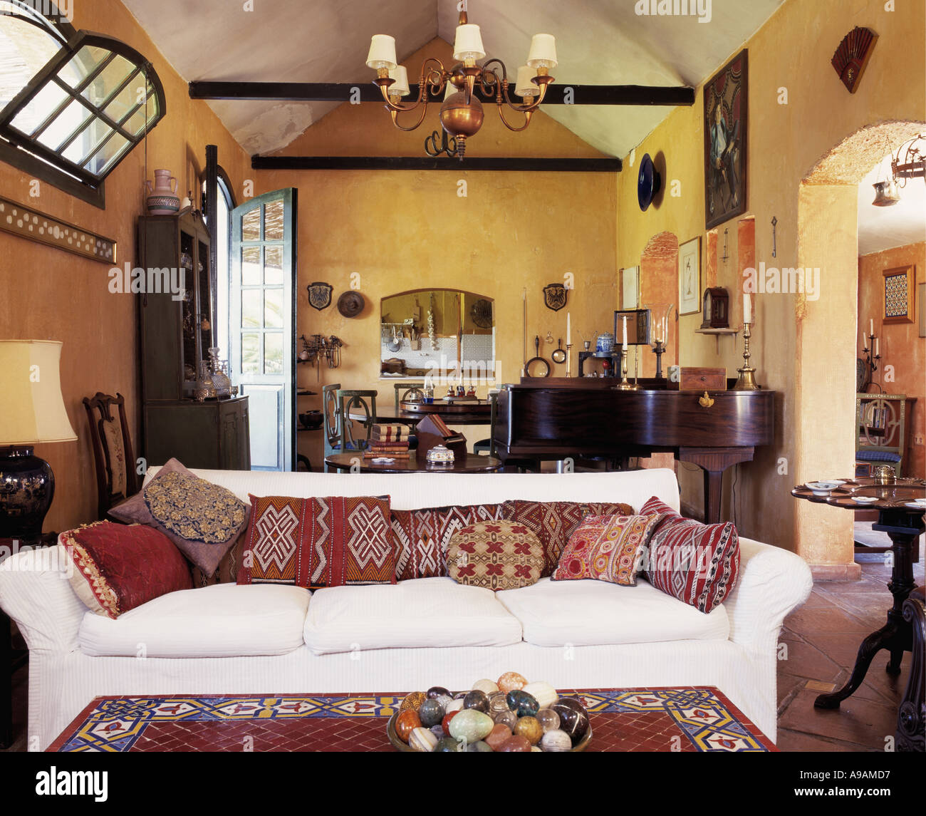 Comerciante itinerante probable siesta Kelim cojines en blanco amarillo el sofá en el salón de villa española  Fotografía de stock - Alamy
