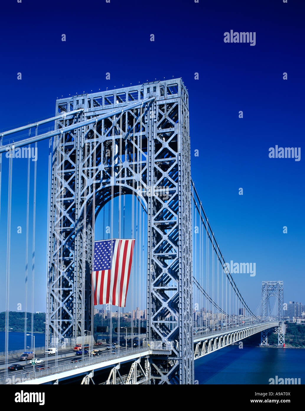 Nunca anfitriona Montón de La bandera americana más grande del mundo GEORGE WASHINGTON BRIDGE (©CASS  Gilbert 1931) Río Hudson de Manhattan, Nueva York, EE.UU Fotografía de  stock - Alamy