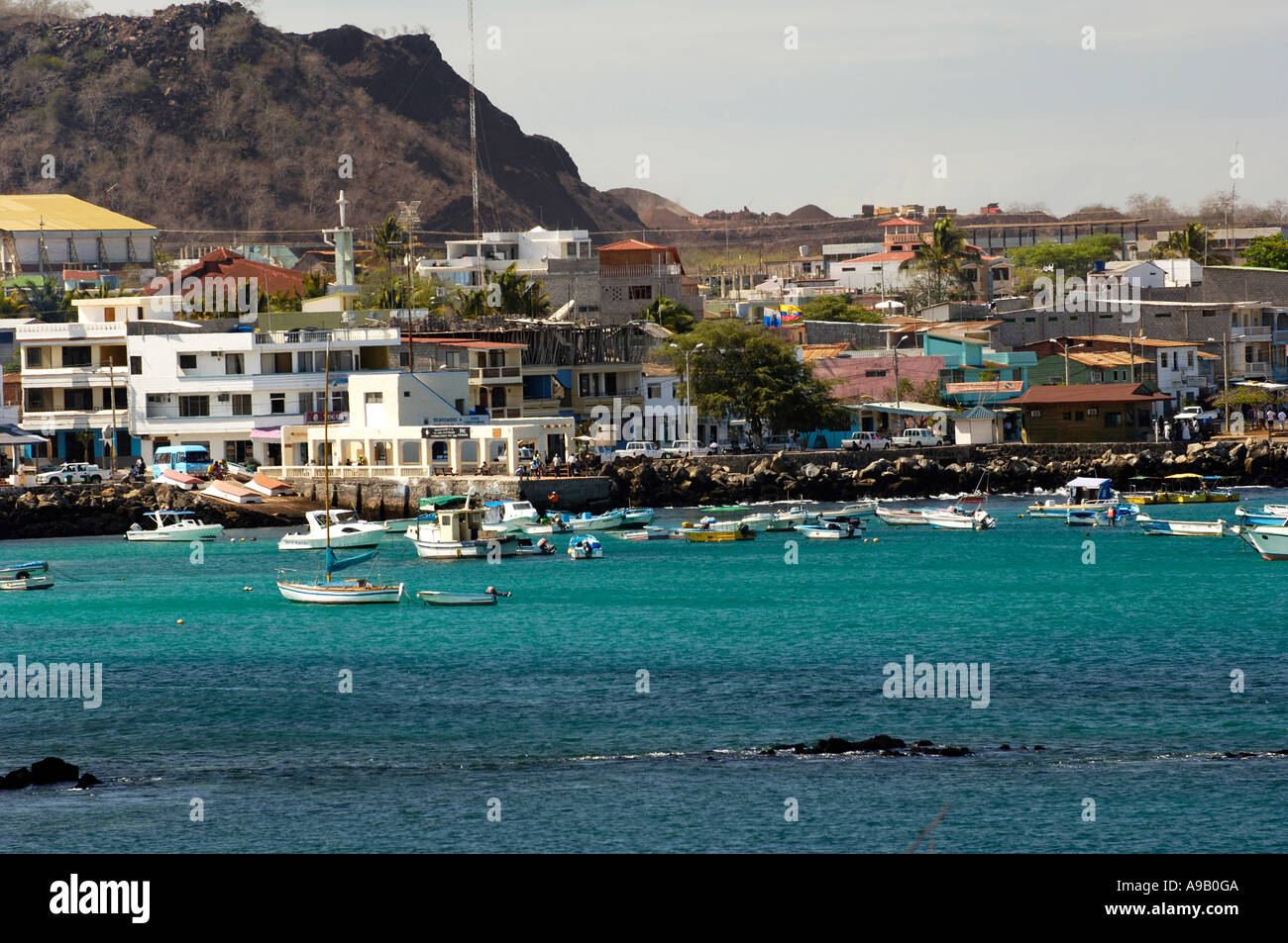 América Latina América del Sur Ecuador Islas Galápagos Isla San Cristóbal  Puerto Baquerizo Moreno ciudad con océano verde Fotografía de stock - Alamy