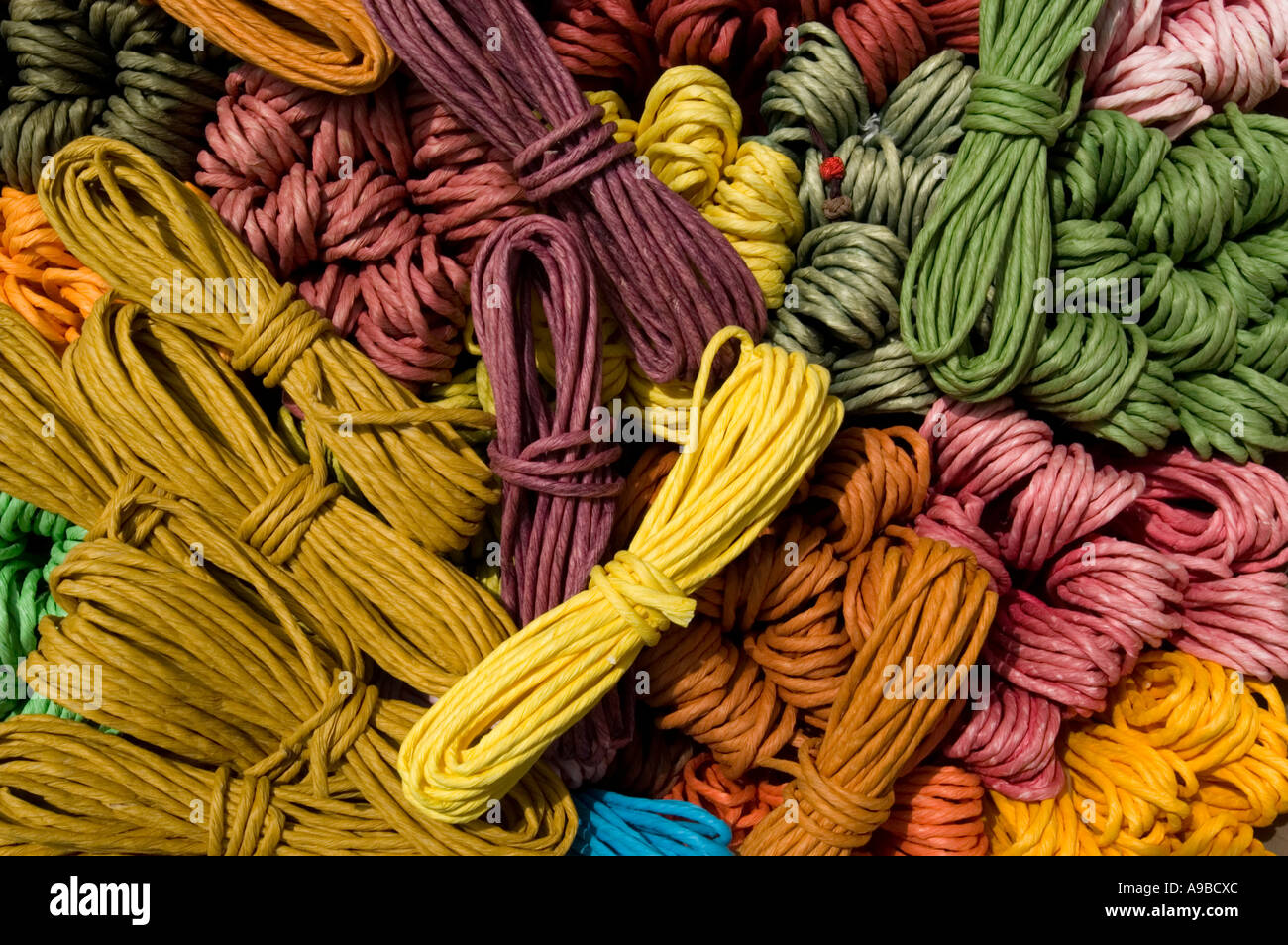 Colorido hilo Insadong para la venta en el área de Seúl, Corea del Sur. Foto de stock