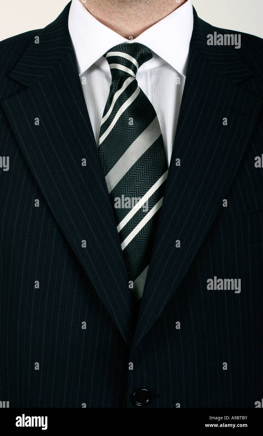 Traje negro a online rayas con que camisa