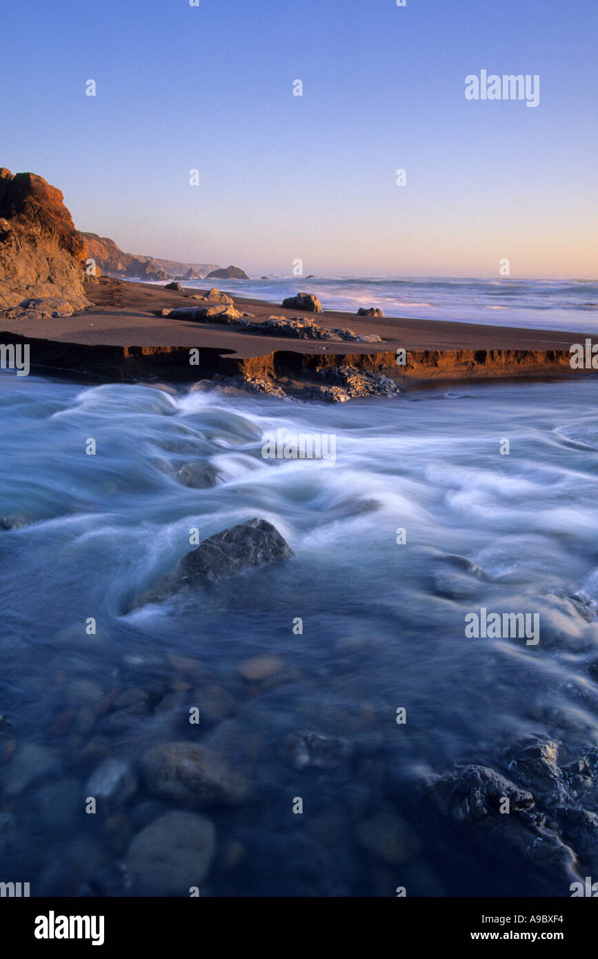 Un pequeño arroyo cruza la playa en Westport Europea Landing State Beach en California, EE.UU. Foto de stock