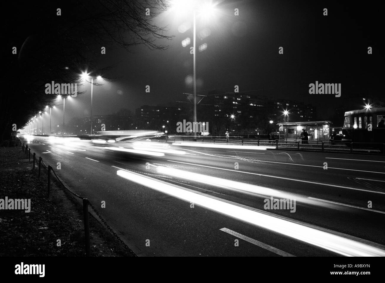 Coches moviéndose en las principales carreteras urbanas en Zagreb Croacia Foto de stock