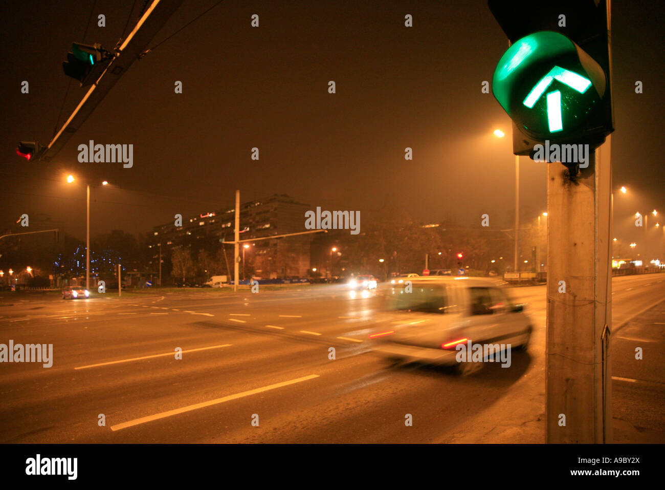 Semáforo de gran vía urbana en la noche Foto de stock