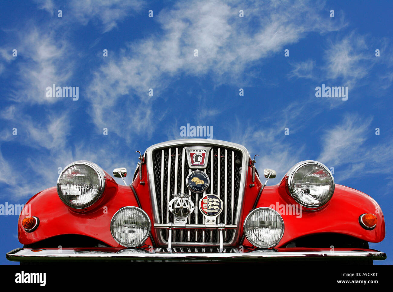MG Spartan rojo coche clásico historia antigua vehículo vintage blue sky Foto de stock