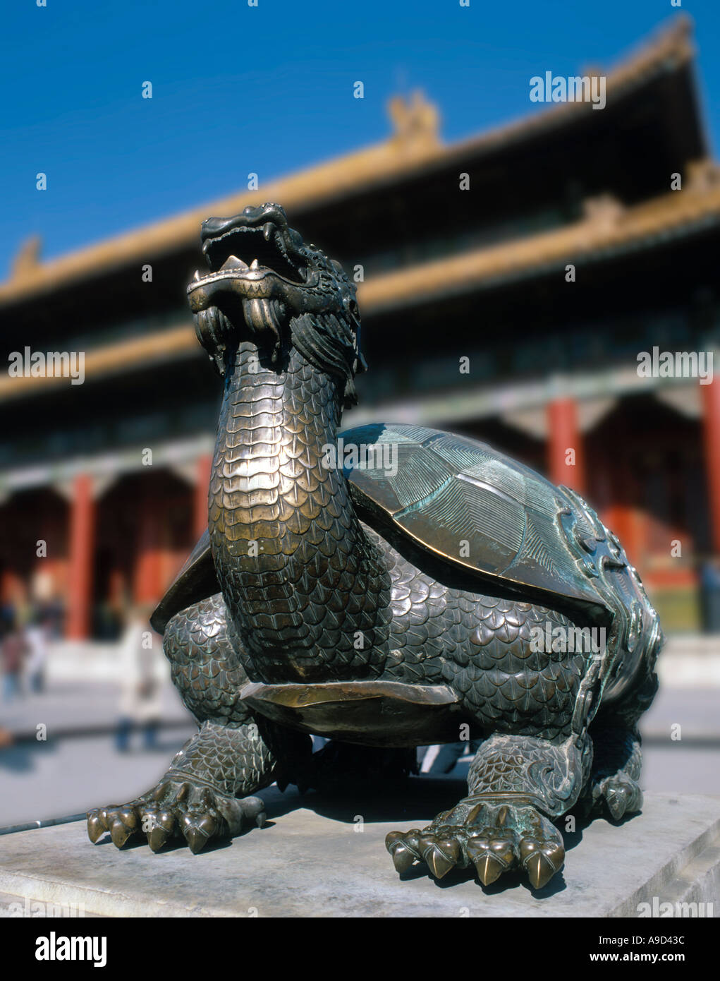 Estatua de bronce de una tortuga con cabeza de dragón en frente del Tai él Dian Hall, el Palacio Imperial, la Ciudad Prohibida, Beijing, China Foto de stock