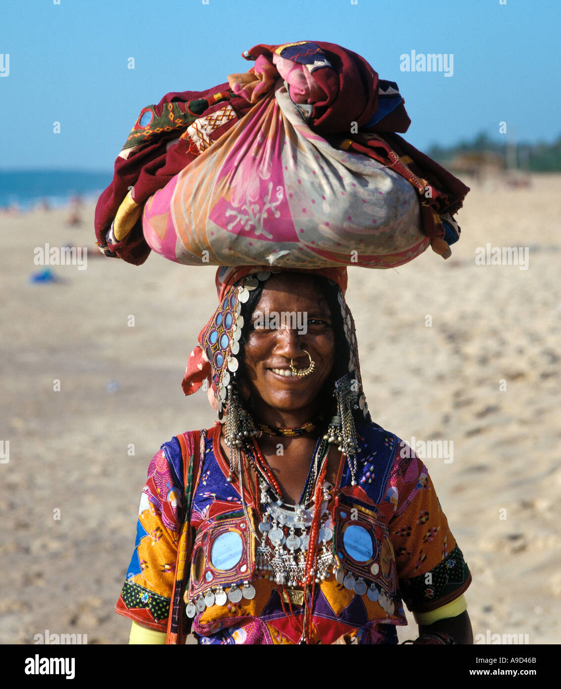 Karnataka mujer vendiendo mercancías en Candolim Beach, Goa, India Foto de stock