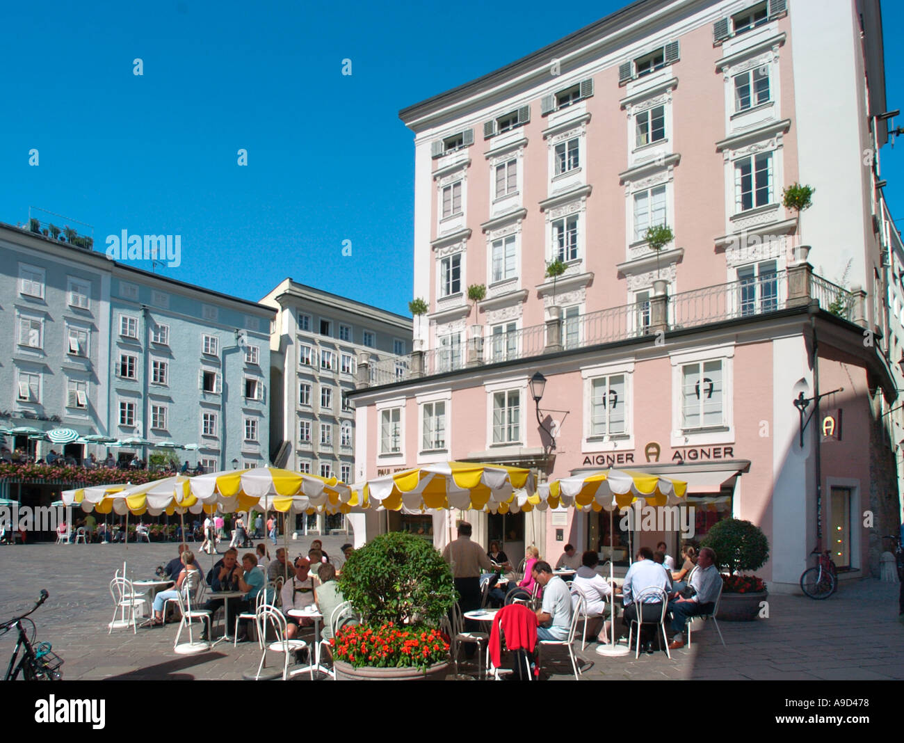 Cafetería de la calle en la Ciudad Vieja (Altstadt), Salzburg, Austria Foto de stock