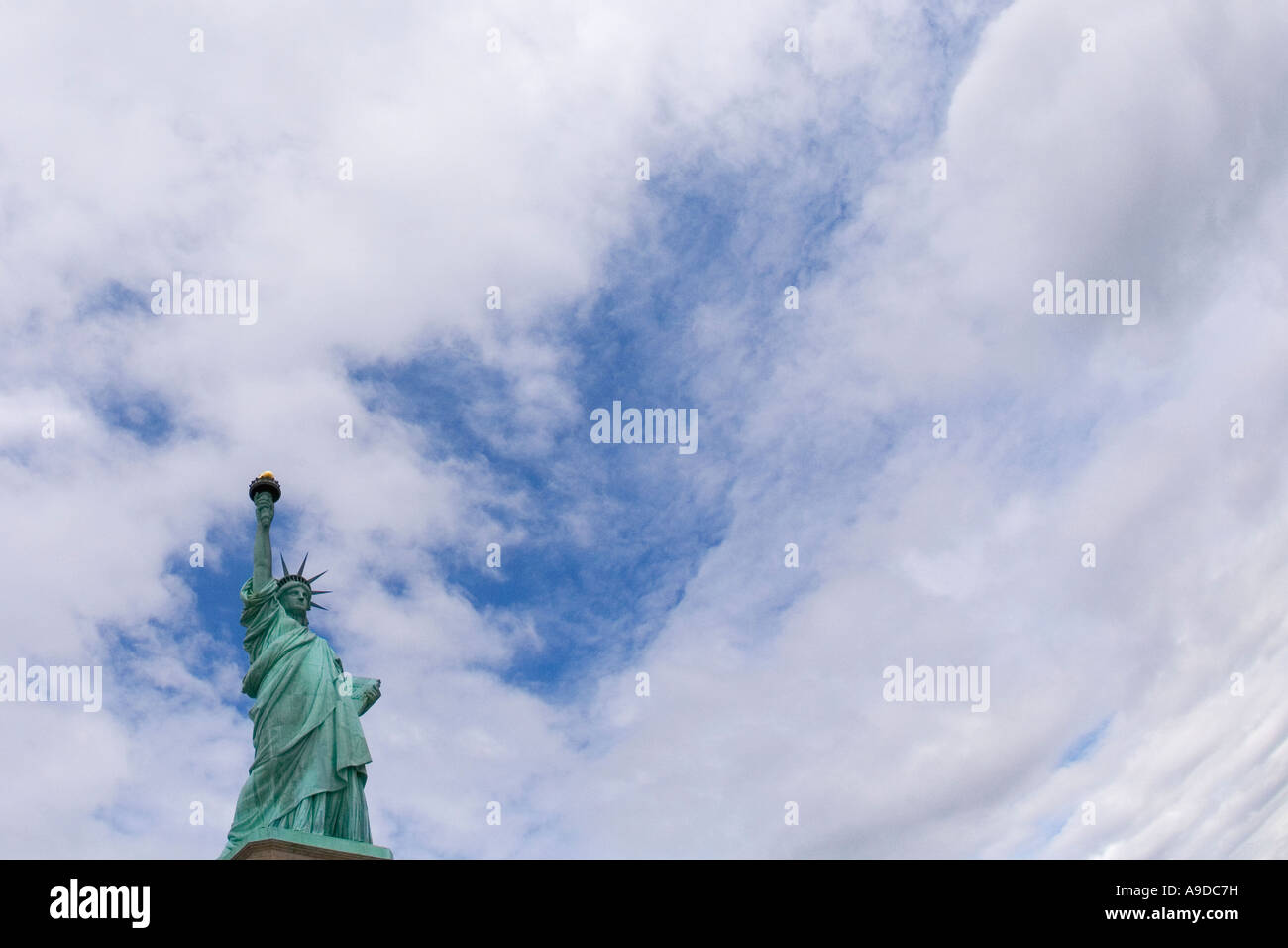 Estatua de la libertad en Sol sol y cielo azul de la ciudad de Nueva York NUEVA YORK, NY ESTADOS UNIDOS DE AMÉRICA EE.UU. Foto de stock