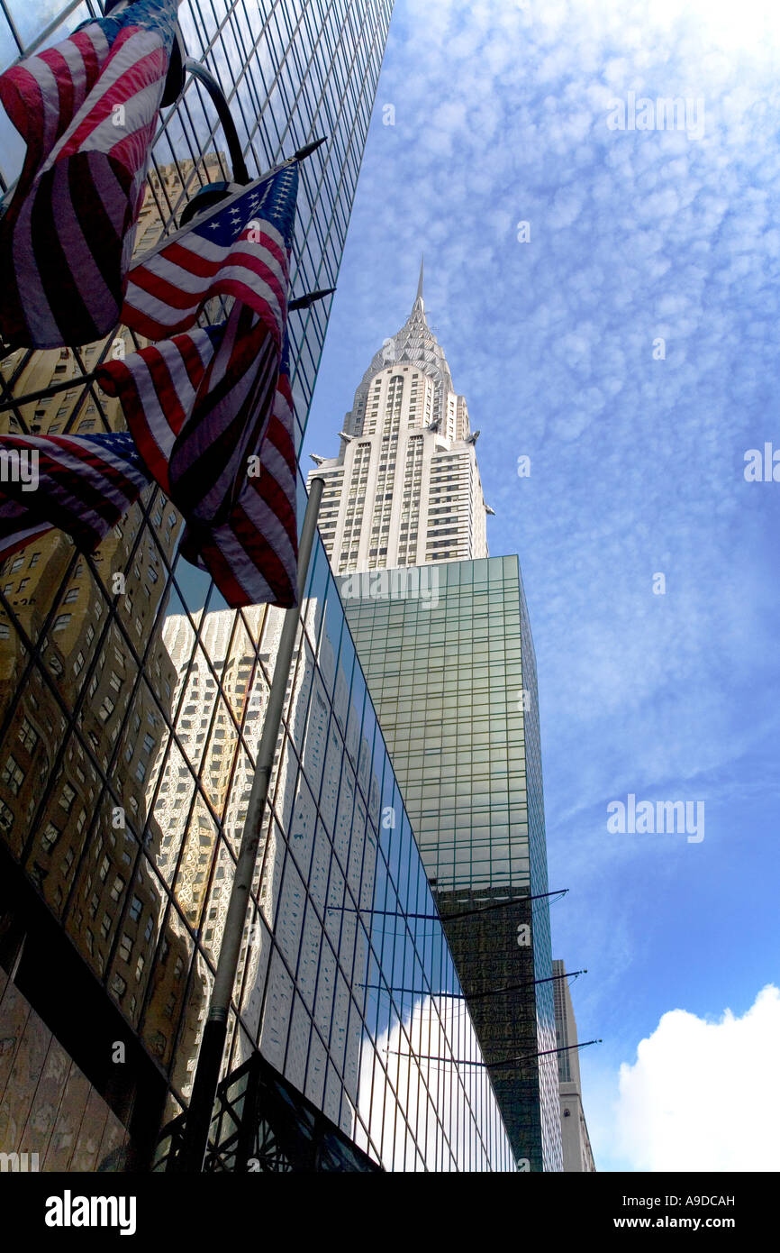 Edificio Chrysler y american Stars & Stripes banderas con skyscapers en Midtown, Manhattan, Ciudad de Nueva York NY ESTADOS UNIDOS Foto de stock