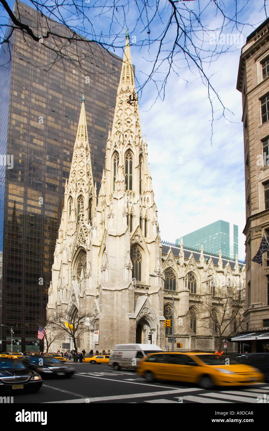 Patrick St Patrick's Cathedral y taxi amarillo en la 5ª Quinta Avenida, Manhattan, Ciudad de Nueva York NY ESTADOS UNIDOS Foto de stock