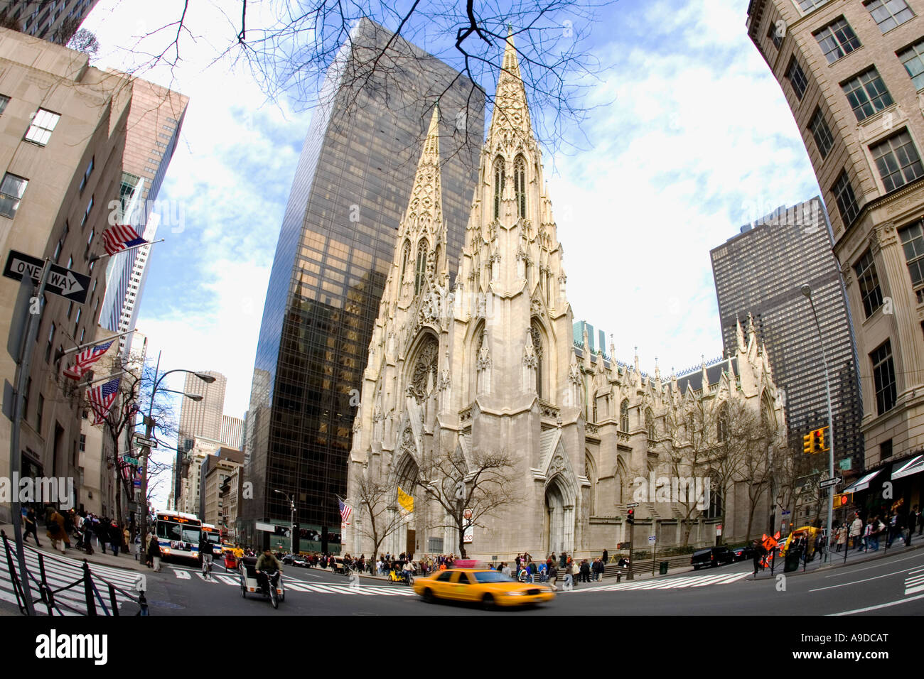 La Catedral de St Patrick y taxi amarillo en la 5ª Quinta Avenida, Manhattan, Nueva York, Ny Estados Unidos de América Foto de stock