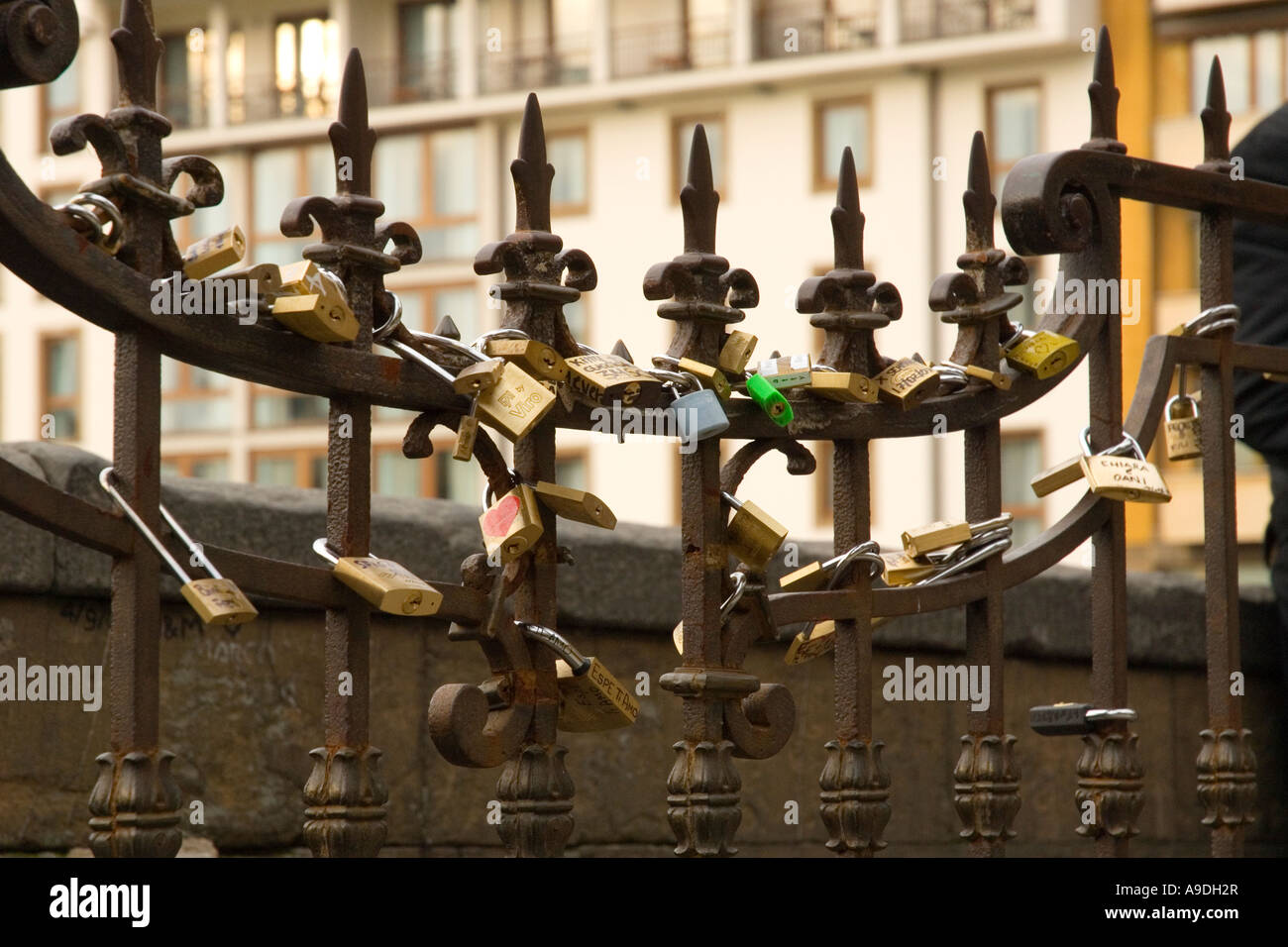 Candados simbólicos, el Ponte Vecchio, Florencia, Italia. Foto de stock