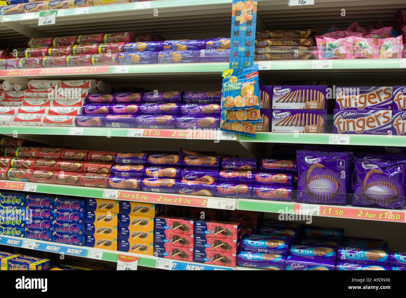 Galletas de chocolate apiladas en los estantes del supermercado