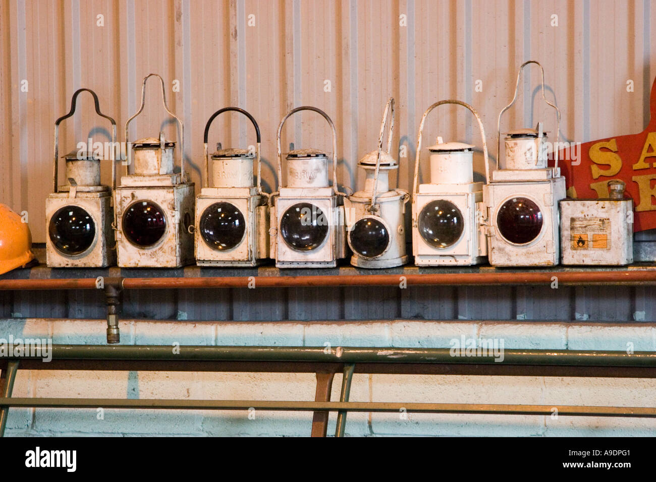 Colección de lámparas de ferrocarril Fotografía de stock - Alamy