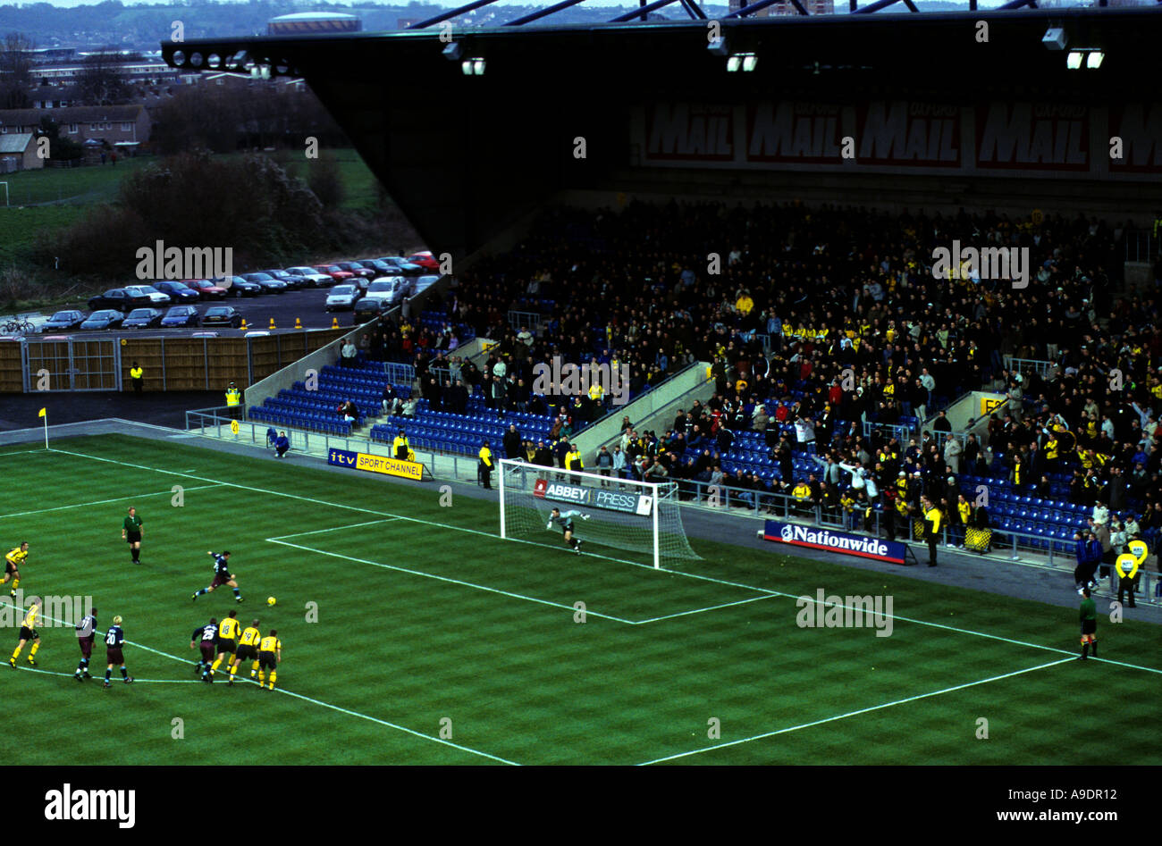 Oxford United jugando un partido de liga contra Mansfield Town, Kassam Stadium, Oxford, Oxford, Reino Unido. Foto de stock