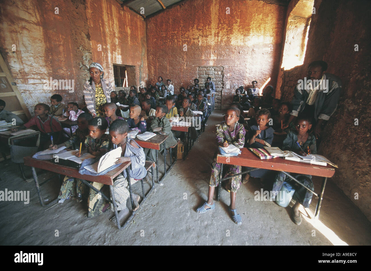 Escuela patrocinada por las Naciones Unidas con hijos que estudian Sekota Etiopía Foto de stock
