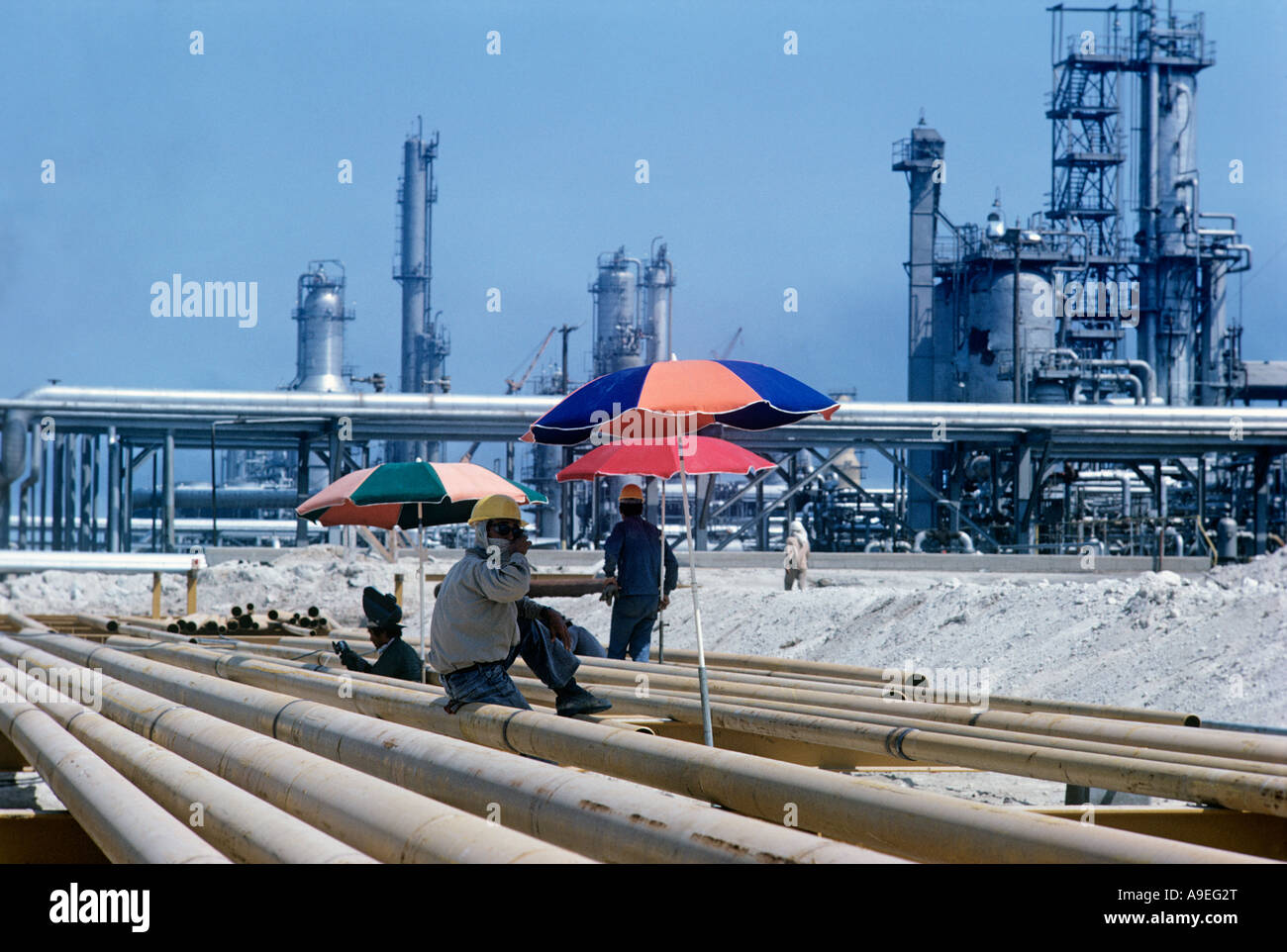 Arabia Saudita.Ras Tanura, Refinería de Petróleo.coreanos trabajan en tubos en HQ de Arabia Aramcothe American co, establezca upby ofKing Abdul Aziz 1938 Foto de stock