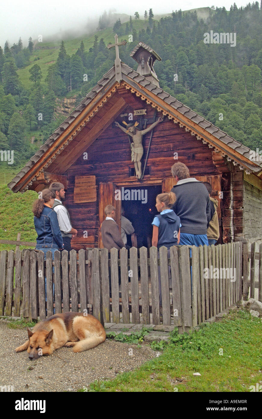 Servicio religioso celebrado en una pequeña capilla en una pastura de montaña en los Alpes, Tirol Foto de stock