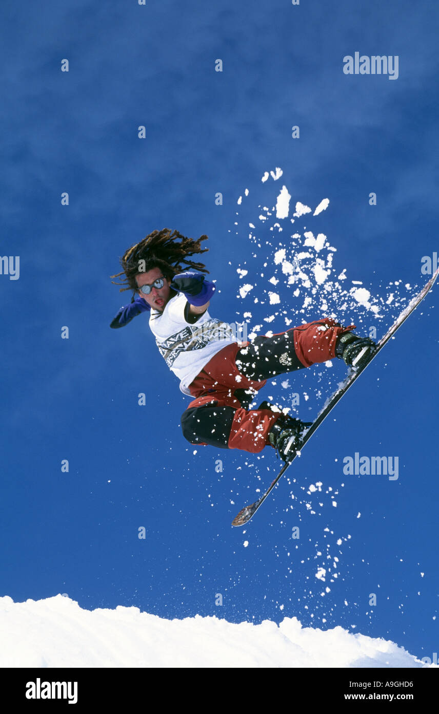 Snowboarder saltar en el aire. Foto de stock