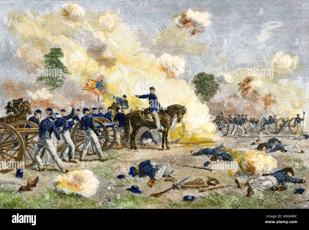 Cuarto de artillería estadounidense bajo el teniente Bayard Wilkeson disparando desde una posición expuesta durante la Batalla de Gettysburg en 1863. Xilografía coloreada a mano Foto de stock