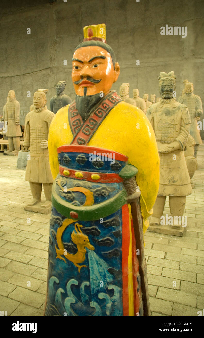 Pintado de colores vivos réplica de un guerrero de terracota, el ejército del emperador Qin en taller, Xi'an, Chian Foto de stock