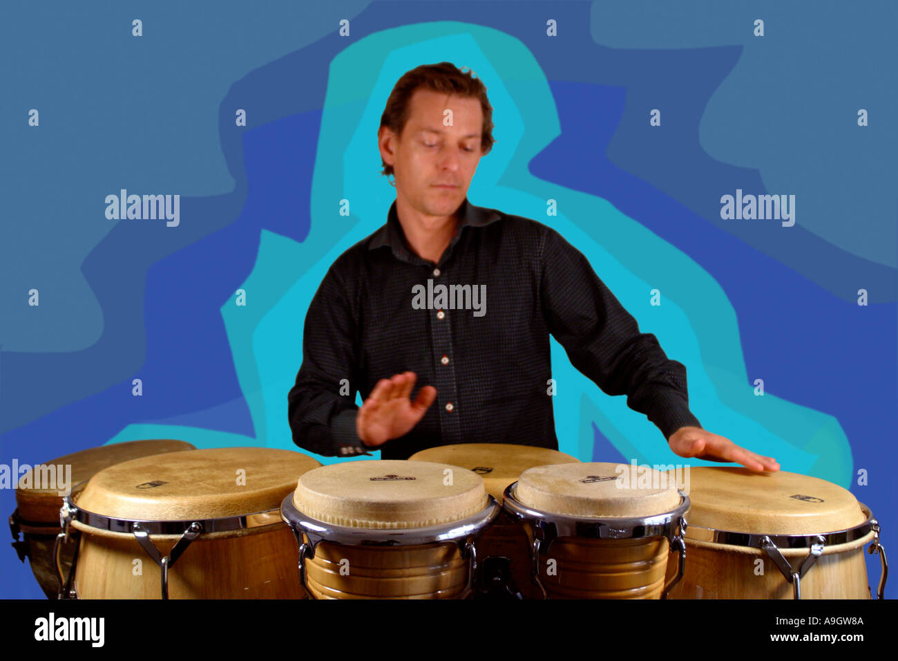 ciclo Stevenson Es El percusionista y baterista jugando con bidones con patrones y formas en  segundo plano Fotografía de stock - Alamy