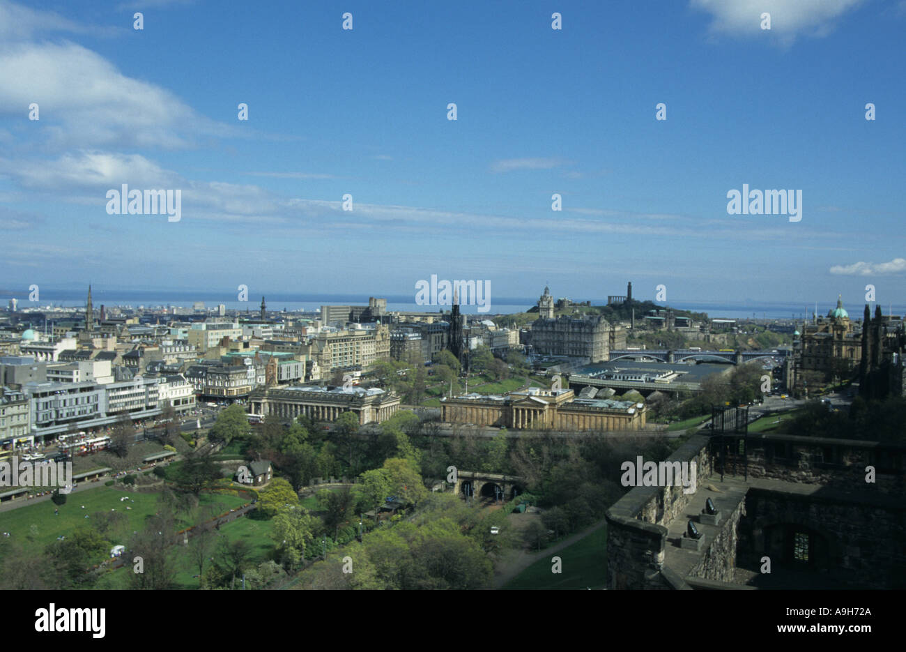 Escocia vista desde el Castillo de Edimburgo muestra la estación Waverley jardines de Princes St. Foto de stock