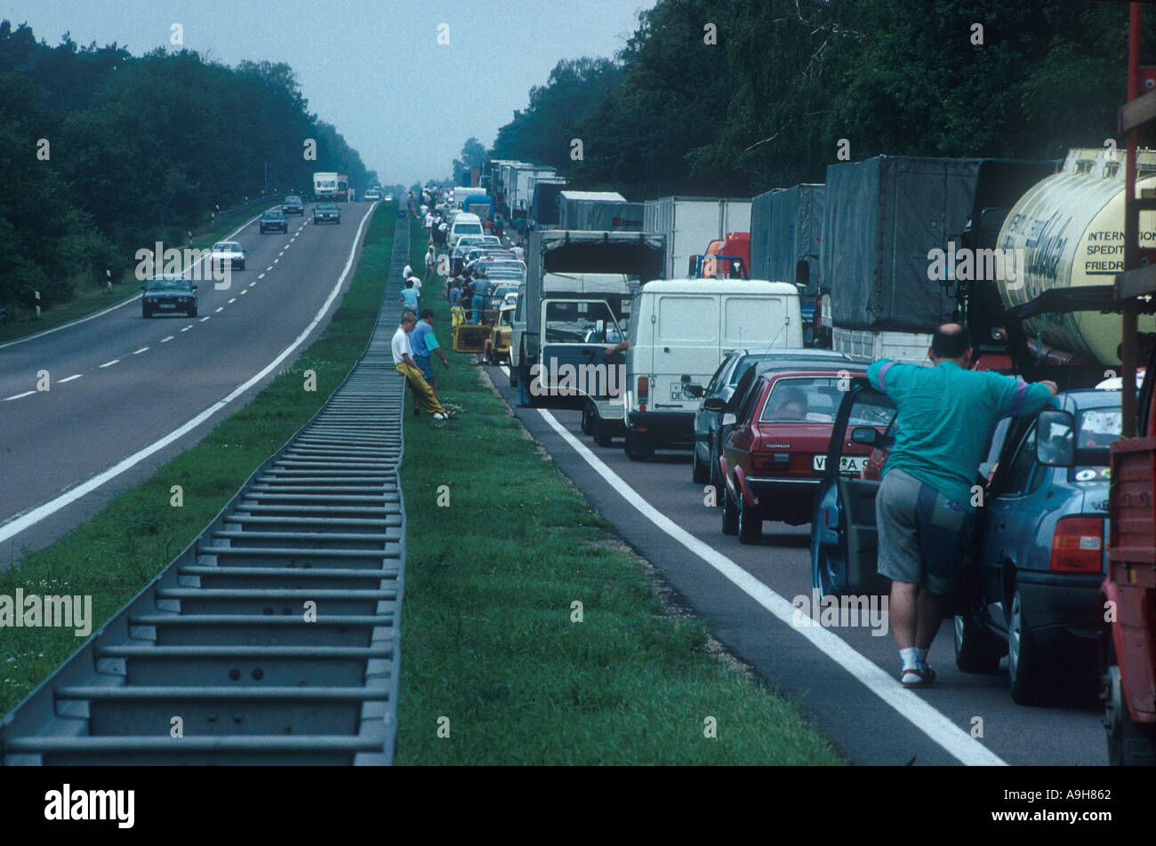 El transporte por carretera de larga cola de tráfico en autopista alemana Foto de stock