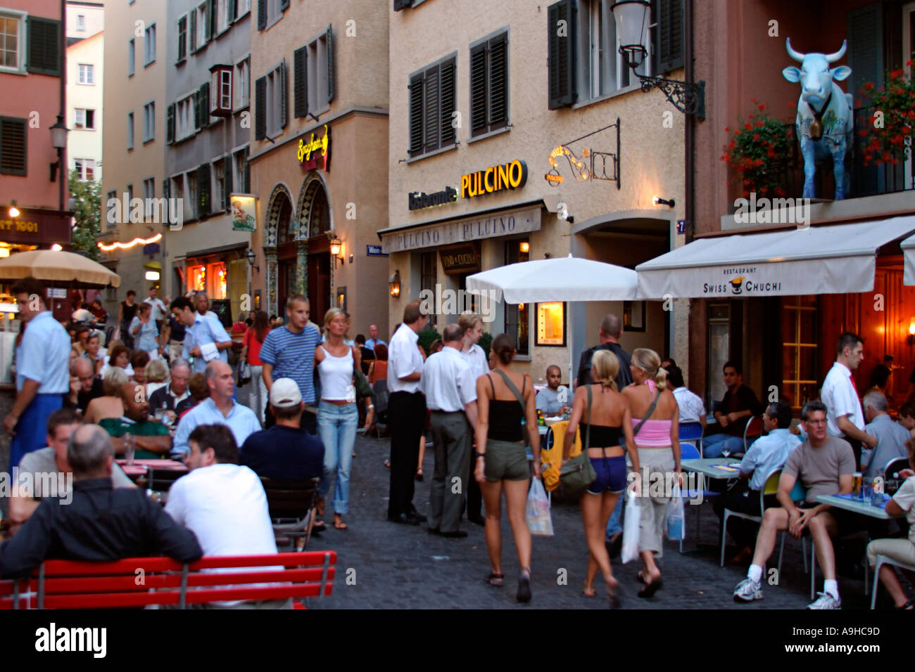 Suiza Zurich Niederdorf personas restaurantes al aire libre en verano Foto de stock