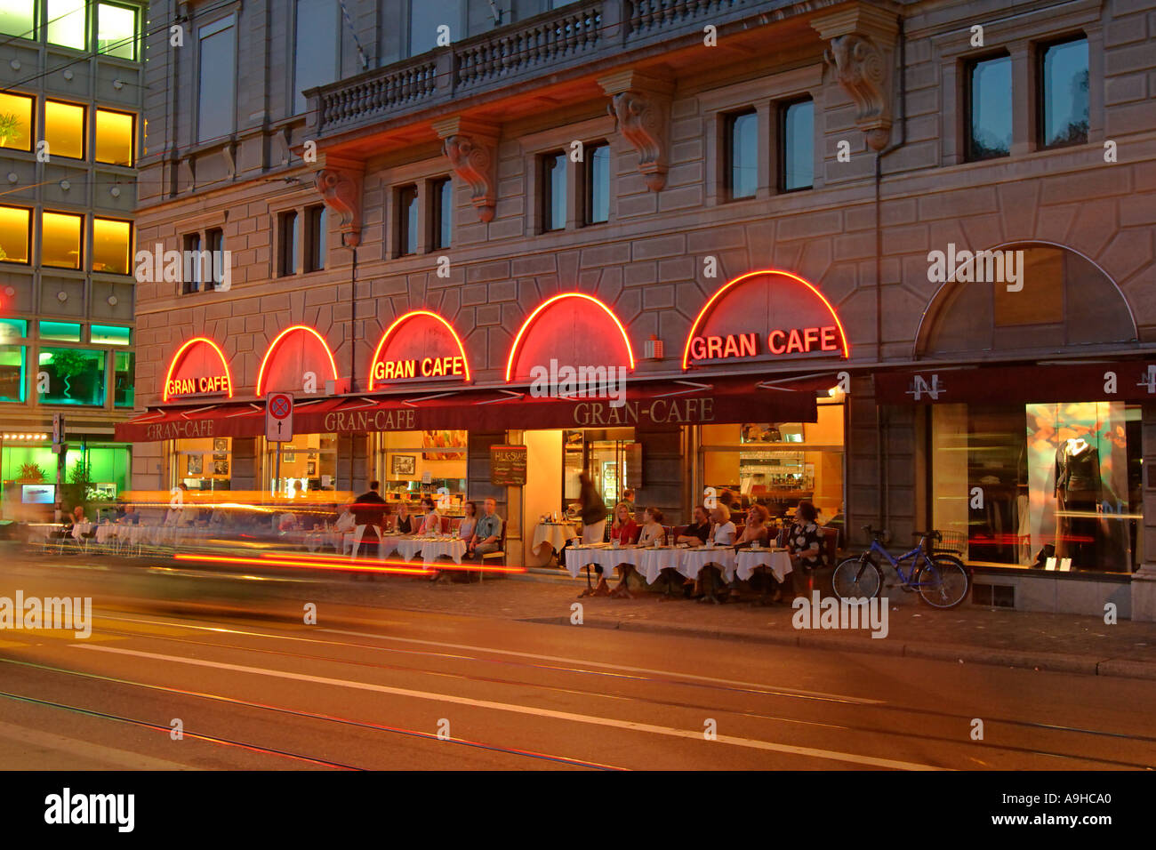 Suiza Zurich Gran café terraza exterior en verano al amanecer Limmatquai Foto de stock