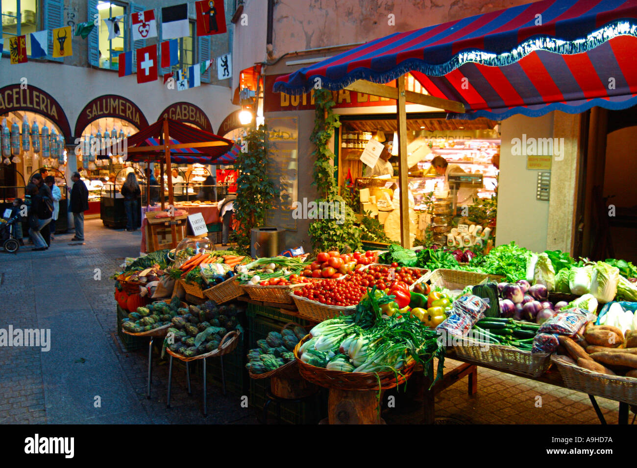 En el habitante Suiza Ticino Lugano centro antiguo de la ciudad a través de frutas y verduras Pessina calado exterior delicatessen Foto de stock