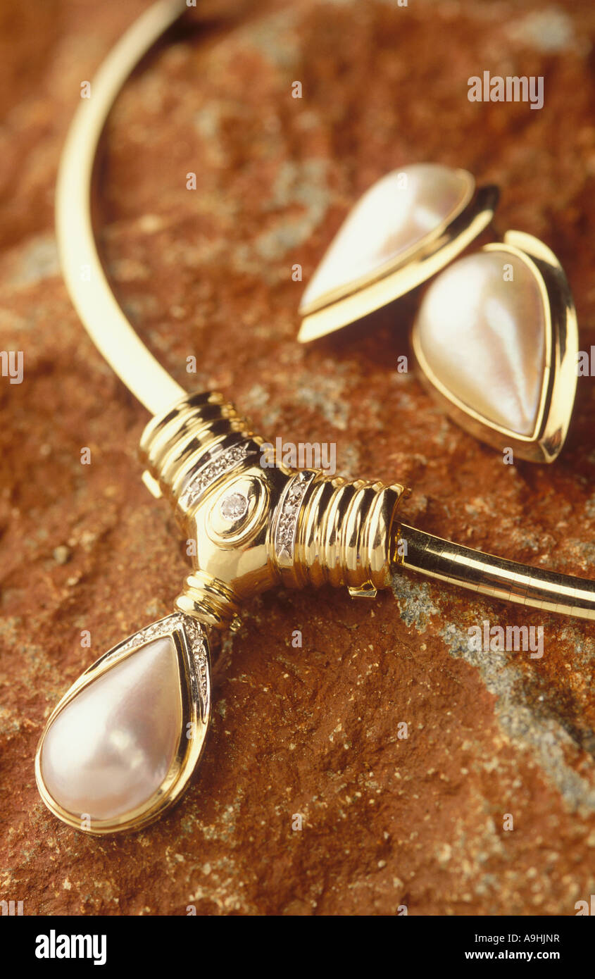 Joyas oro y diamantes, igualando Juego Collar y aretes con la Madre de la perla Fotografía de stock - Alamy