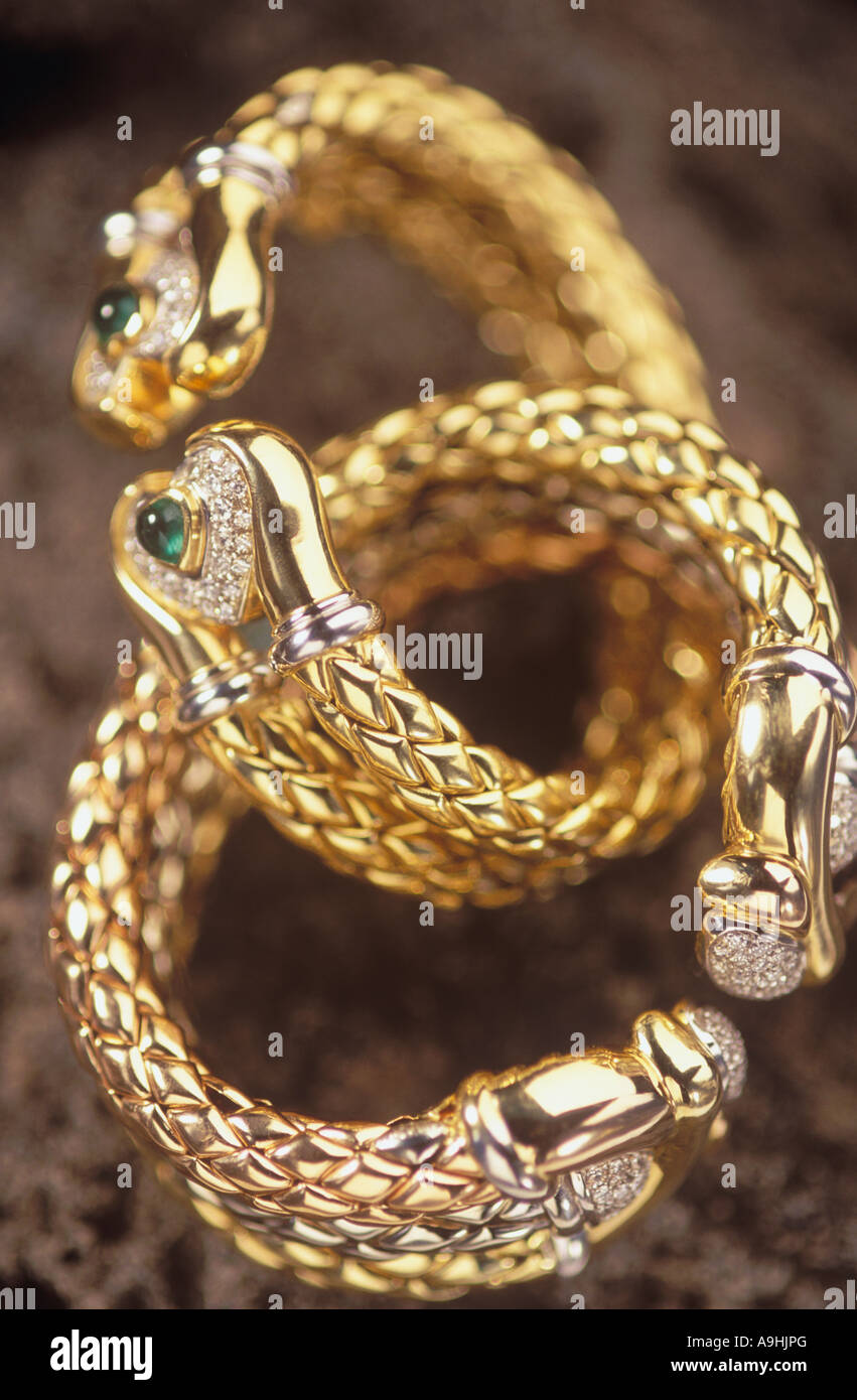 Joyas de oro y diamantes, un par de pulseras tejidas con oro amarillo y  blanco con esmeraldas Fotografía de stock - Alamy