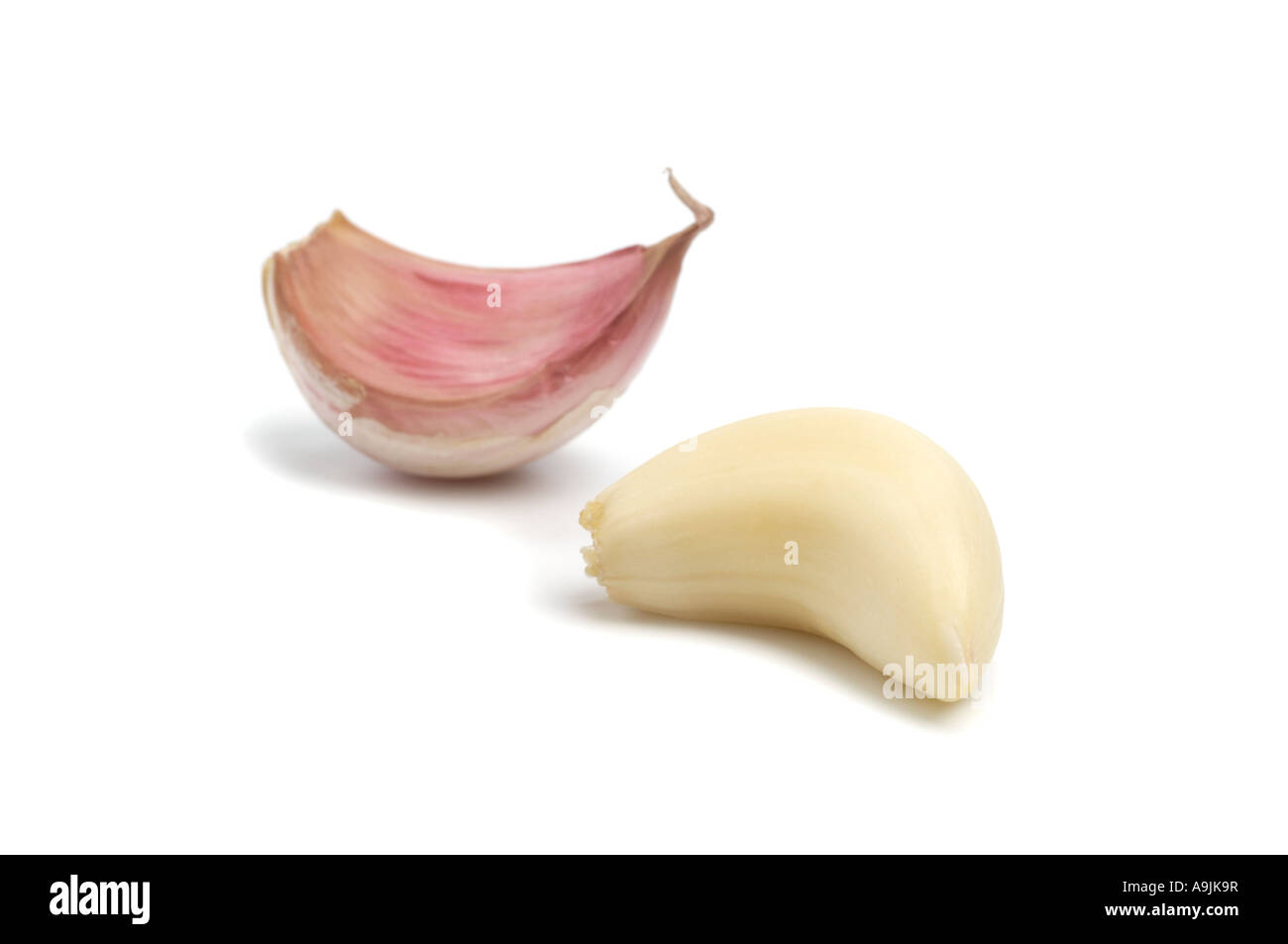 Dientes de ajo pelados y sin pelar Fotografía de stock Alamy