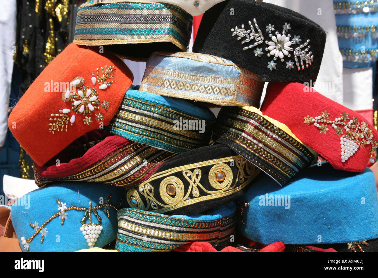 Fez sombreros en la sinagoga de la griba Djerba Foto de stock