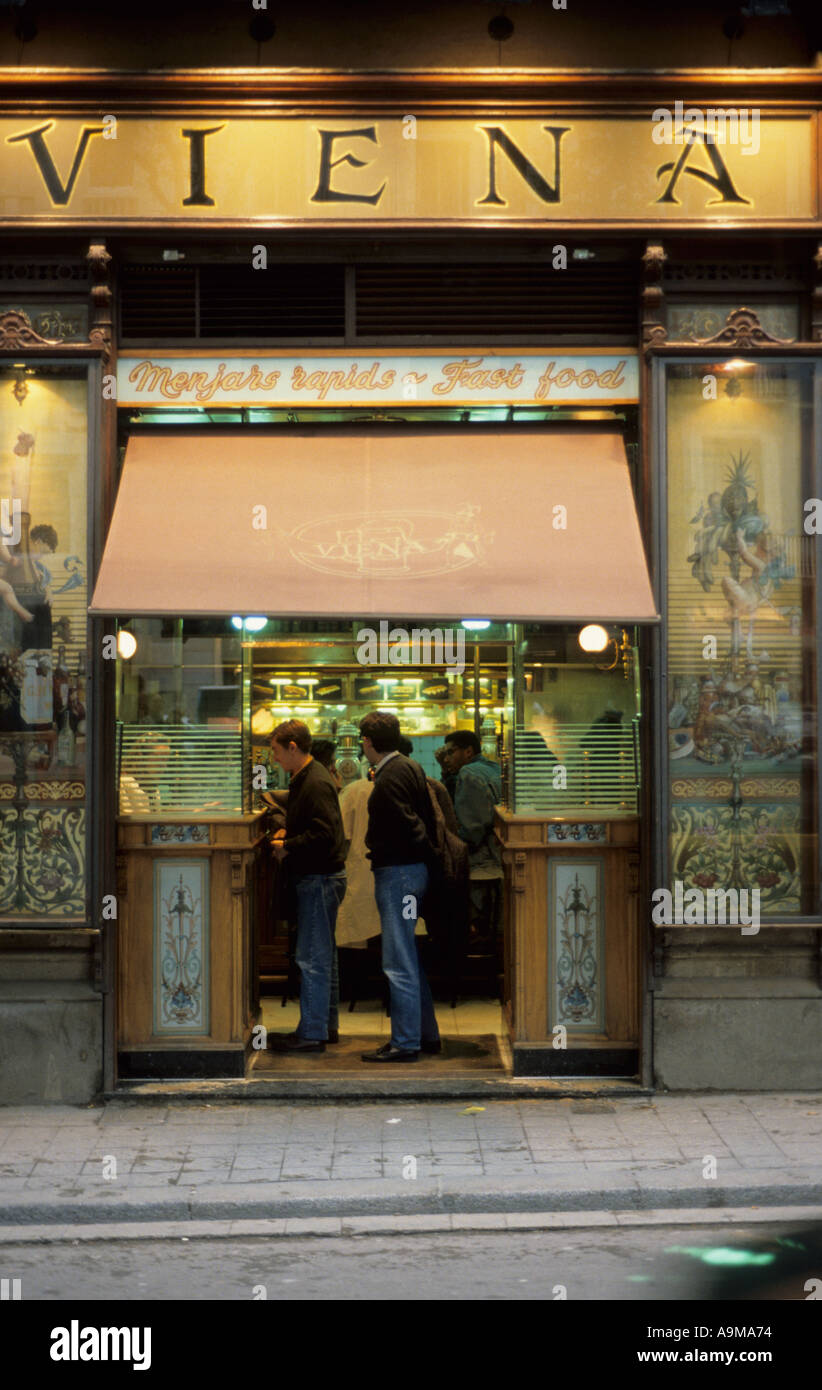Anverso y entrada del antiguo café y comida rápida tienda casco antiguo de  Viena Barcelona Cataluña España Europa del Sur Fotografía de stock - Alamy