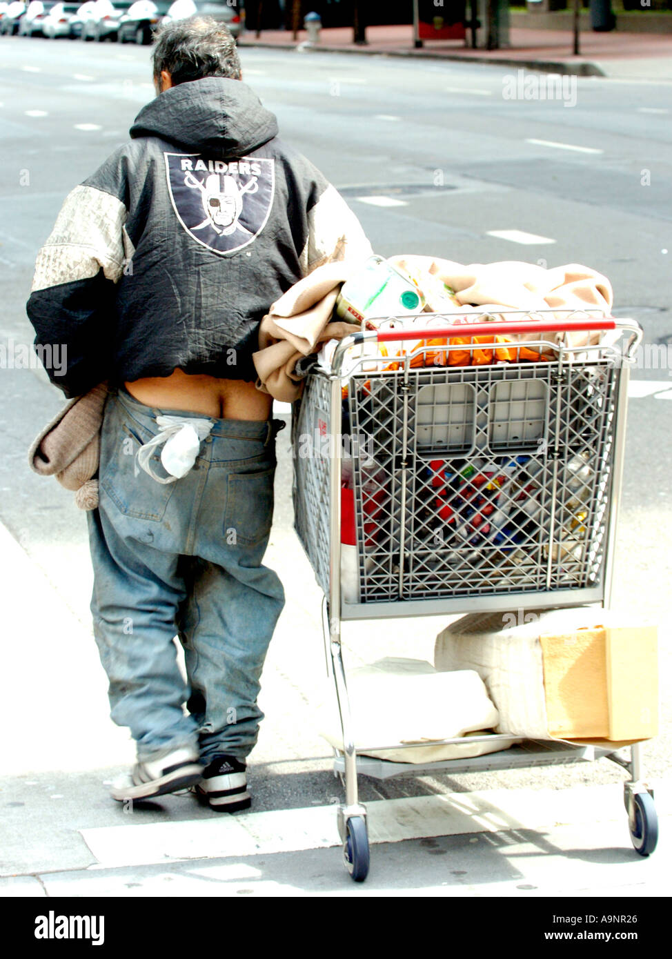 Hobo o persona sin hogar mostrando escote inferior en la calle de San Francisco Foto de stock