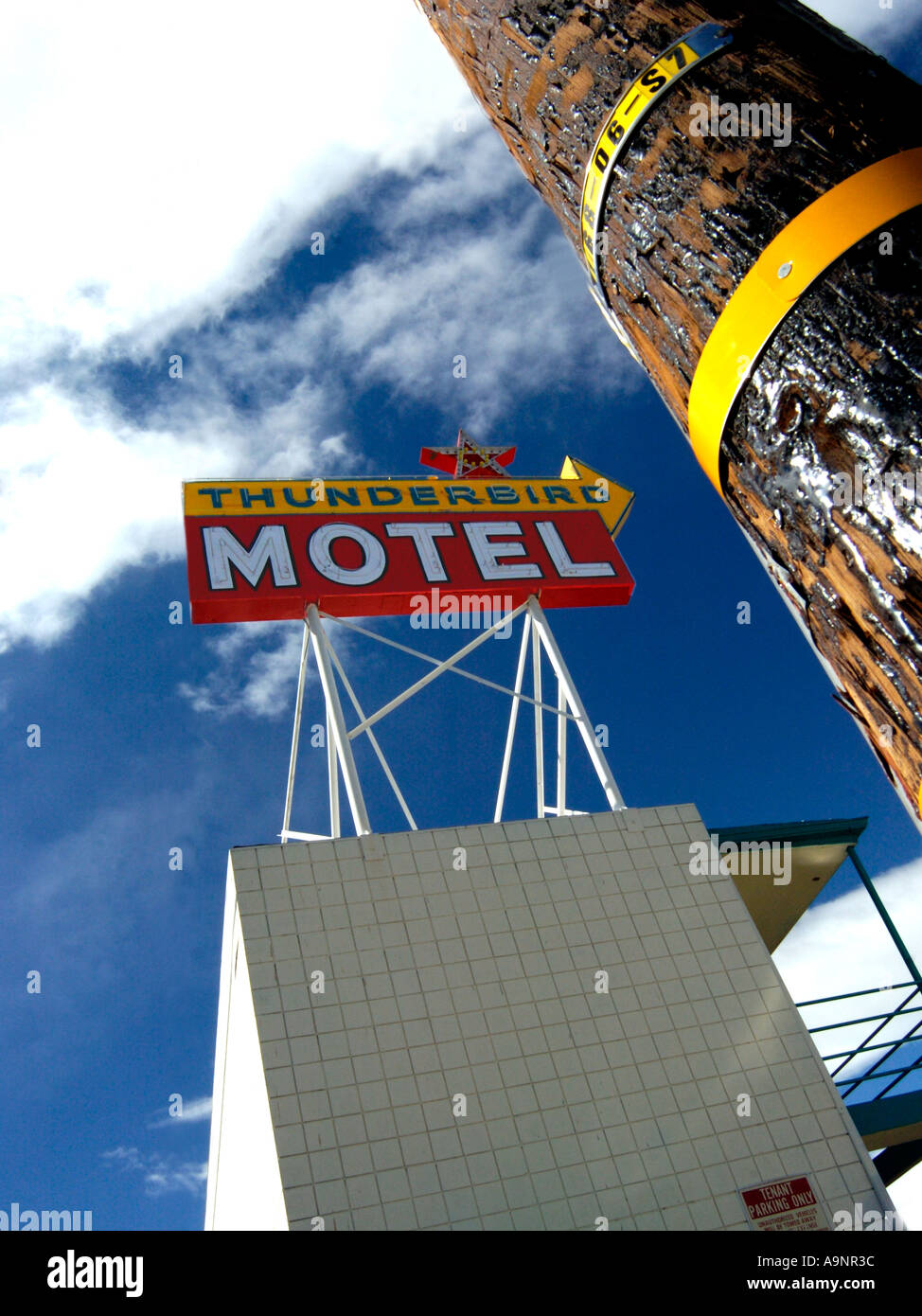Motel firmar y poste de telégrafo en suburbio californiano Foto de stock