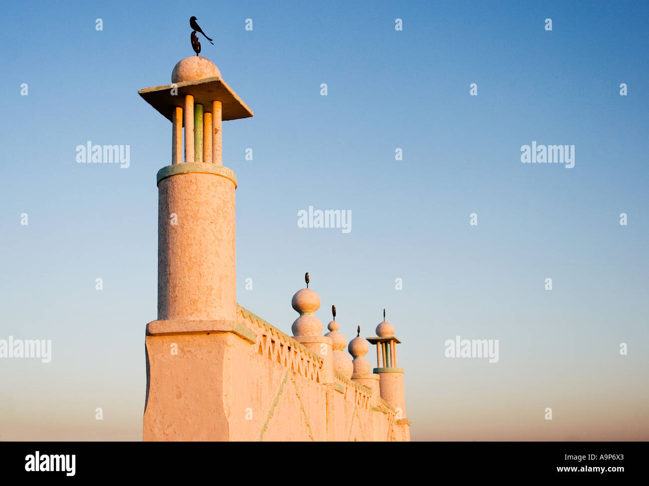 Muro de oración musulmana en la India al amanecer. Puttaparthi , Andhra Pradesh, India Foto de stock