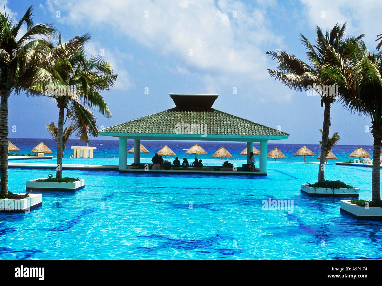 México cancún piscina y bar con palapas en la playa Fotografía de stock -  Alamy