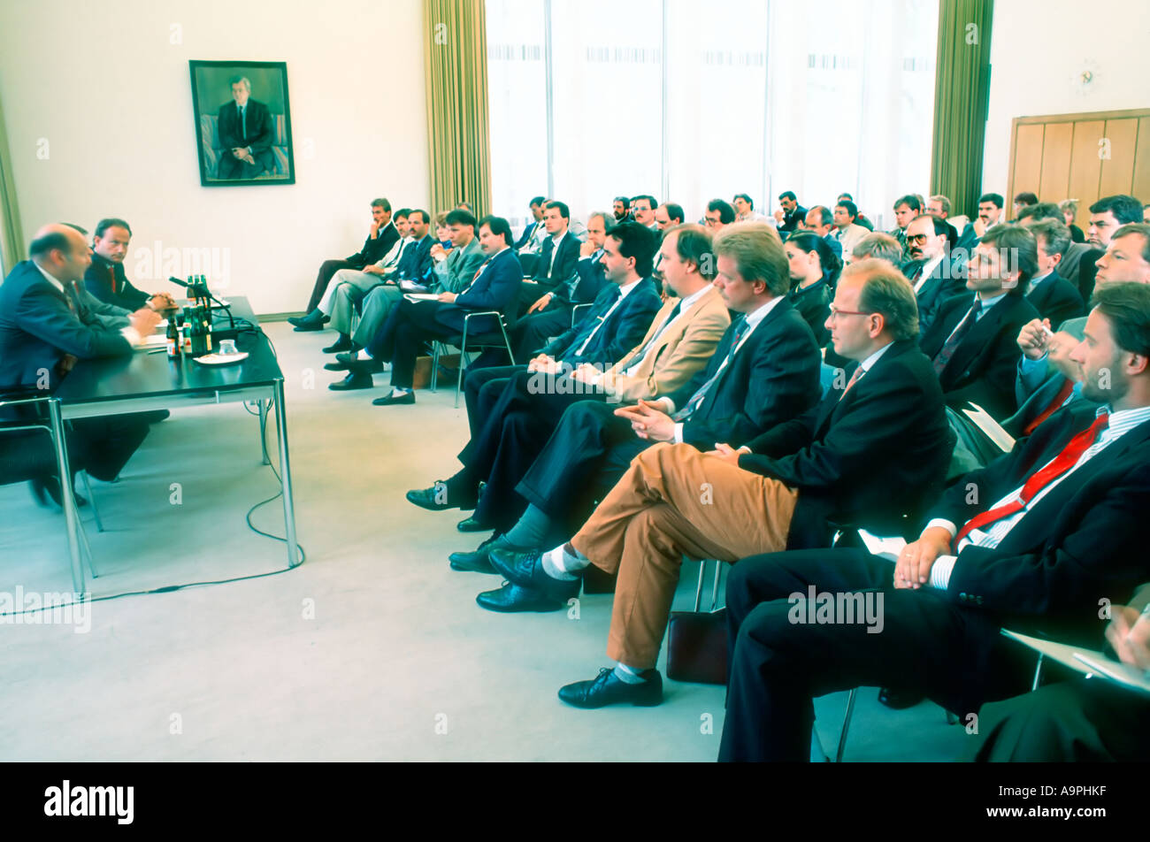 Berlín, Alemania, gran audiencia escuchando a los contables alemanes 'Business Meeting' (G.D.R.) Antiguos hombres de Alemania del Este y del Oeste Foto de stock