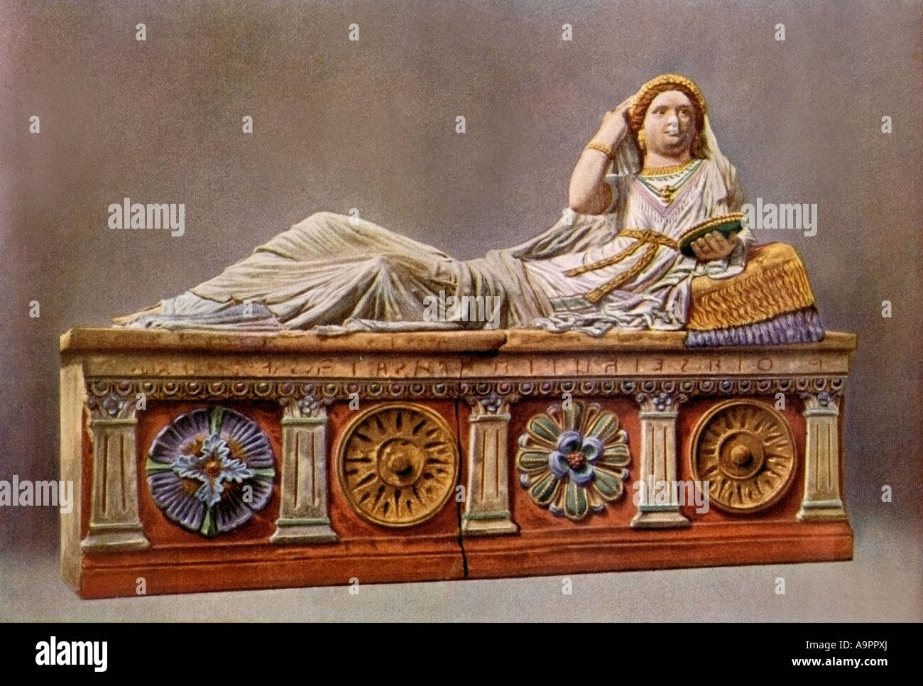 Sarcófago etrusco con una sola figura. Semitono de color de una fotografía Foto de stock