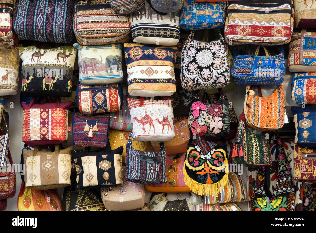 Bolsos coloridos para la venta en el Gran Bazar de Estambul TURQUÍA  Fotografía de stock - Alamy