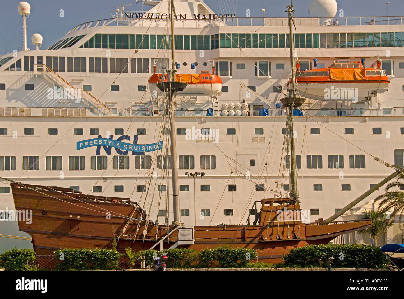 Bermudas St George Majestad Noruega crucero liberación histórica contraste replcia Comparación de tamaño pequeño grande enorme diminutos Foto de stock