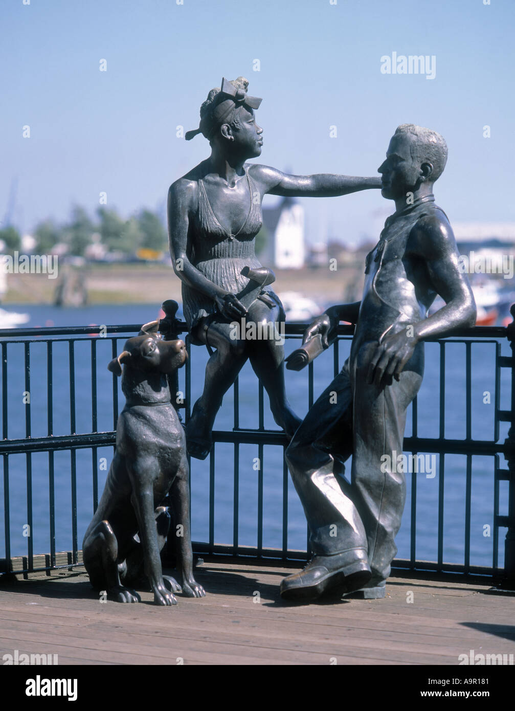 Estatuas de bronce en la Bahía de Cardiff Cardiff Gales Foto de stock
