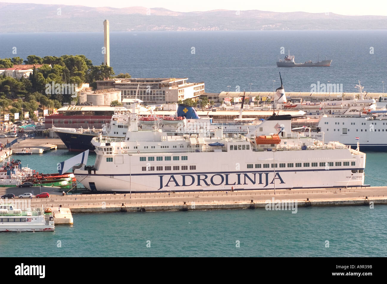 Ferry Jadrolinija en puerto Split preparándose para viajar a las islas de  Croacia Fotografía de stock - Alamy