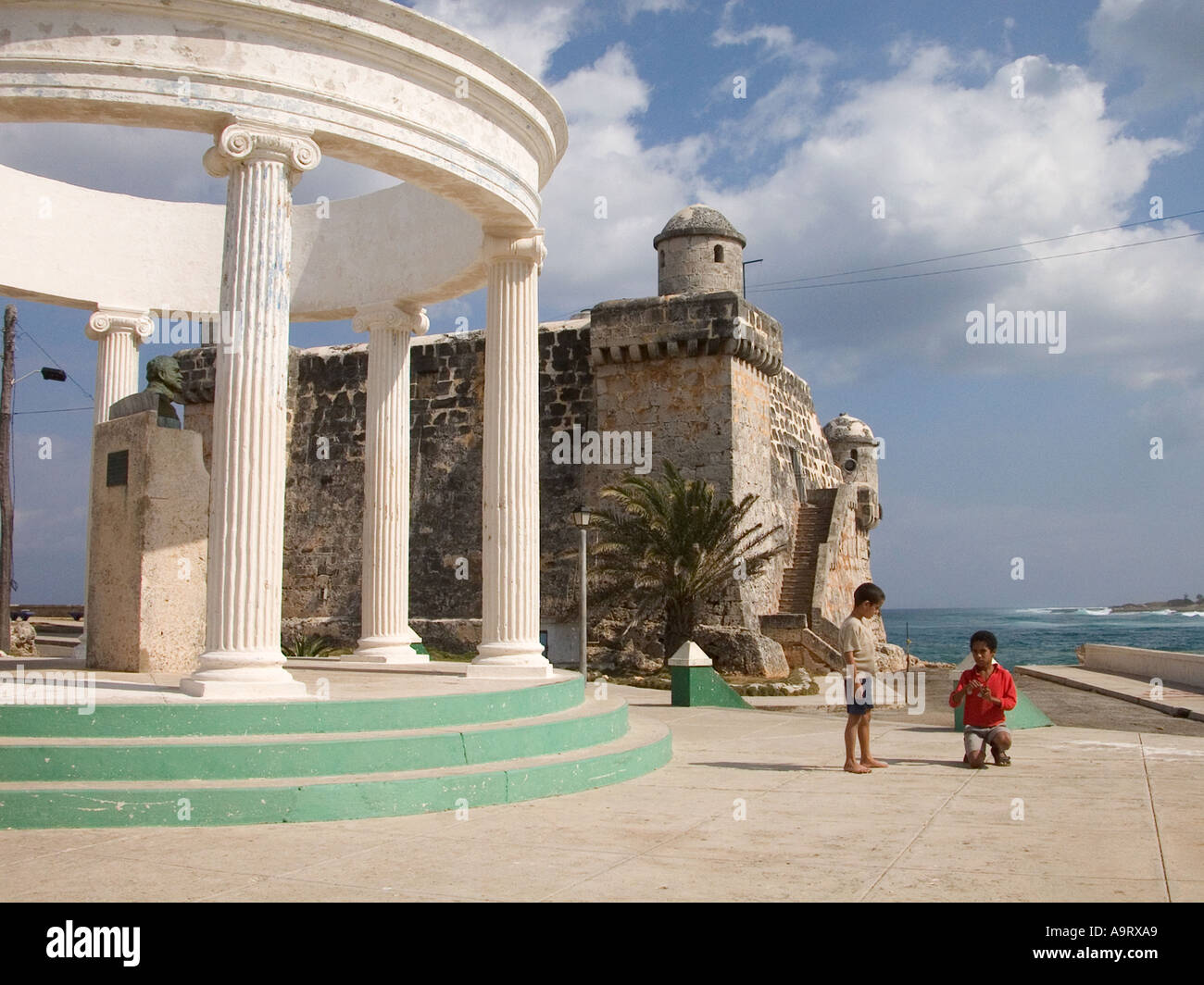 Cuba cojimar dos chicos en la plaza Ernest hemingway con el busto del escritor norteamericano hemingway Foto de stock