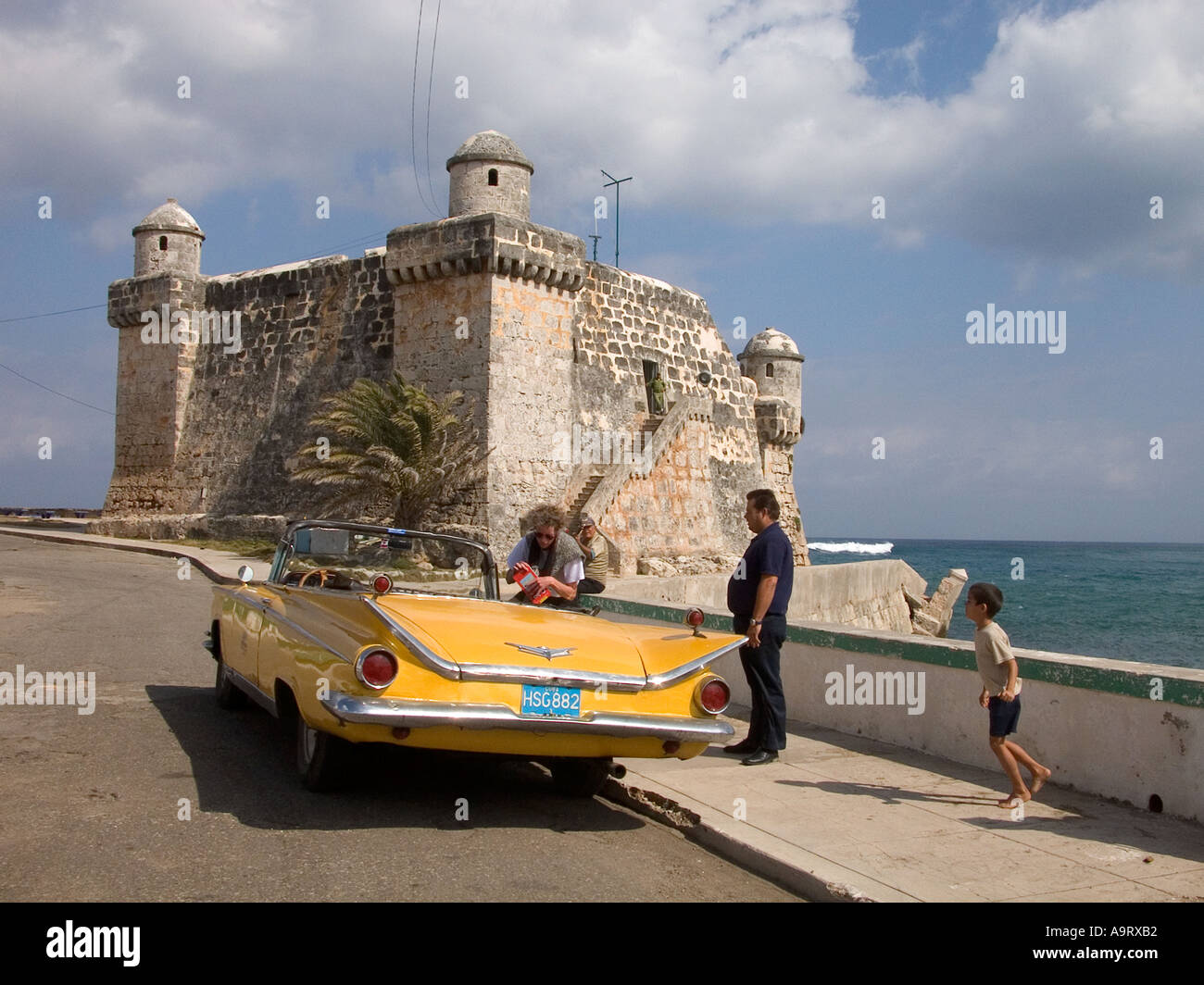 Cuba La Habana cojimar Fort del siglo XVII y american 1950 buick aparcado en oceanfront Foto de stock